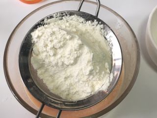 6、宝宝辅食之网格蛋卷,筛入低筋面粉