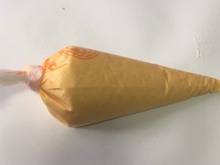 8、宝宝辅食之网格蛋卷,如果妈妈们想用这个网格蛋饼作为宝宝的早餐,早上又不想起的太早,可以前一天晚上将面糊做好,像我这样将裱花带打个结,放到冰箱冷藏室,第二天早上直接拿出来用就可以了,是不是节约了妈妈们的睡觉时间!