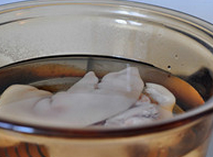 2、 莲藕蹄花汤,凉水入锅，大火煮开后转中火保持沸腾，煮大约5、6分钟，出净血沫