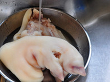 3、 莲藕蹄花汤,用流动的水，将焯水后的猪蹄冲洗干净，并再次清理残留的毛茬