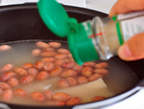 8、 莲藕蹄花汤,继续炖至莲藕和花生米熟软，加入盐调味，加入胡椒粉调味