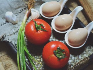 1、番茄鸡蛋汤,将食材洗净备好。