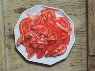 2、番茄鸡蛋汤,番茄切薄片待用。