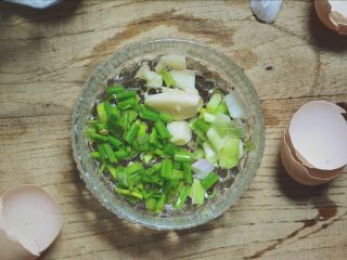 3、番茄鸡蛋汤,葱蒜切好备用。