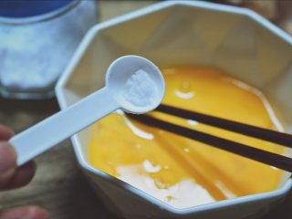 5、番茄鸡蛋汤,加入少许盐。