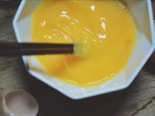 6、番茄鸡蛋汤,把鸡蛋与盐搅拌均匀待用。