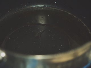 7、番茄鸡蛋汤,锅中热油。