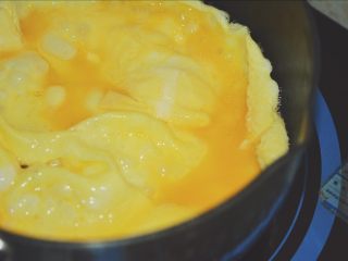 8、番茄鸡蛋汤,将鸡蛋液倒入锅中，煎至微焦。