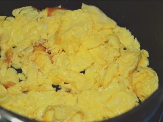 9、番茄鸡蛋汤,煎好的鸡蛋用锅铲切成一小块一小块。