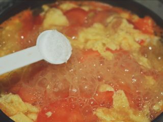 11、番茄鸡蛋汤,待锅中水开后再煮上3分钟，放入适量的盐与胡椒粉，搅拌一下再煮上30秒就可起锅。