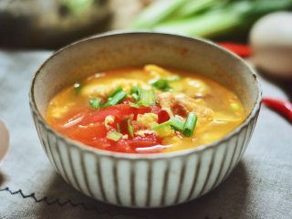 12、番茄鸡蛋汤,起锅后撒上葱花，这道菜就完成了。