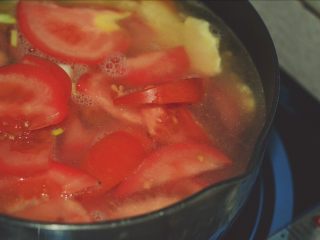 10、番茄鸡蛋汤,锅中倒入开水。番茄，葱白与蒜瓣放入。
