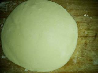 2、披萨,面发以后，擀成圆饼。