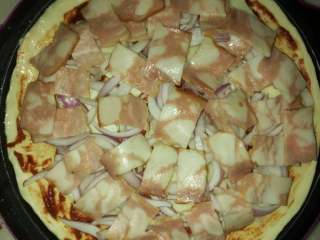 7、披萨,在放上培根。这时可以在放上青椒丝、红椒丝。