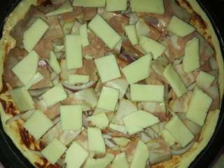 8、披萨,在放上芝士酱。