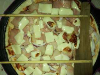 9、披萨,烤的时候放上木铲和两根筷子。这样芝士酱不容易胡。