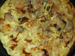 10、披萨,芝士酱融化了。培根出油就可以出锅了。