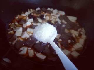 14、鸭血烩豆腐,再加入白砂糖，(可以不加，根据个人口味)