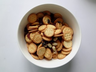 2、好吃到流眼泪的网红雪花酥,将蔓越莓，果干和饼干混合均匀