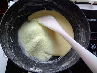 6、好吃到流眼泪的网红雪花酥,6.加入奶粉，继续搅拌至完全混合均匀