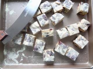 11、好吃到流眼泪的网红雪花酥,11.放凉后用牛轧刀切成自己喜欢的大小密封保存就可以啦！