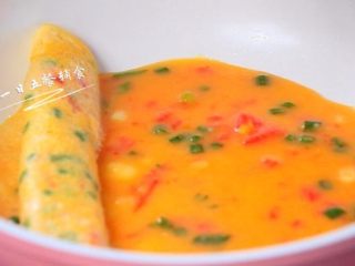 7、番茄土豆银鱼厚蛋烧,用铲子将蛋皮从一侧卷到另一侧，成为蛋卷。继续舀大半勺蛋液在蛋卷空位，迅速摊开。