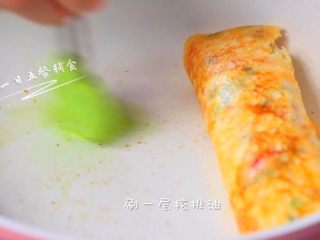 8、番茄土豆银鱼厚蛋烧,待凝固后将蛋卷继续往另一边卷，每次倒蛋液之前，刷一层油。