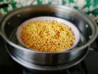 2、免炒无油无糖~清甜绿豆冰糕,滤干水份平铺盘底，开水上锅大火蒸30分钟