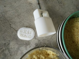 7、免炒无油无糖~清甜绿豆冰糕,等都过滤完成了，准备一个绿豆冰糕糕的模具（使用前可以刷点橄榄油防粘）