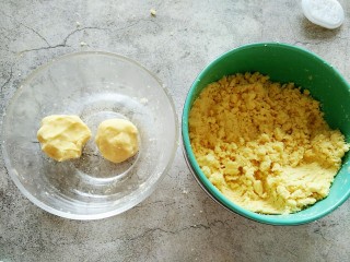 10、免炒无油无糖~清甜绿豆冰糕,这个时候我们就用手给团成想要的大小