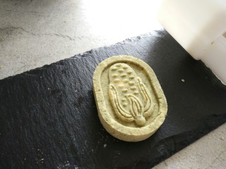 13、免炒无油无糖~清甜绿豆冰糕,当当当当，一颗抹茶味的绿豆冰糕就做好了