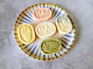 16、免炒无油无糖~清甜绿豆冰糕,就这样，我们喜欢哪一种口味就可以随意调节，做好后放入冰箱冷冻室哦，一份冰爽细腻绵软的绿豆冰糕就做好了~