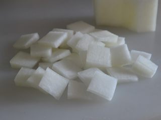 4、海米冬瓜汤,把冬瓜切片