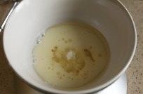 1、草莓奶油蛋糕卷卷,将玉米油、细砂糖及牛奶倒入打蛋盆中，用打蛋器搅成米汤状