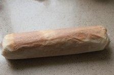 12、草莓奶油蛋糕卷卷,将蛋糕卷起，入冰箱冷藏半小时后切片即可