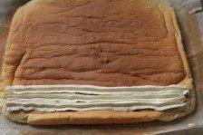 10、草莓奶油蛋糕卷卷,冷却后，挤上奶油