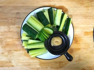 2、超满足便当（15）,黄瓜洗净切条 搞定