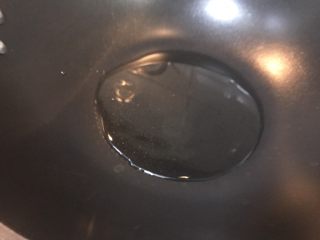 5、超满足便当（15）,热锅下油（油倒多了 我又倒出来了点）