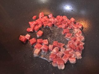 7、超满足便当（15）,翻炒 红彤彤的肉粒很诱人有没有