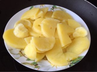 1、凤尾虾球一一烤箱版,土豆洗净去皮切片,蒸15分钟