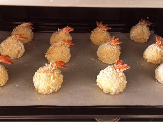 10、凤尾虾球一一烤箱版,烤箱预热170度上下火中层,烤20分钟,直至表面变成金黄色