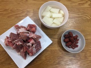 1、山药排骨汤,准备好食材，山药去皮后切成块状，放在水中防止氧化。