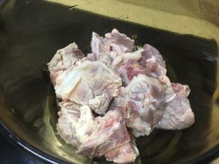 3、山药排骨汤,洗净的骨头；