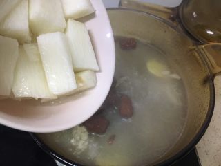 7、山药排骨汤,再倒入山药，山药不要过早加入，否则会炖的太烂；