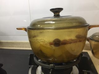 9、山药排骨汤,继续小火炖半个小时；