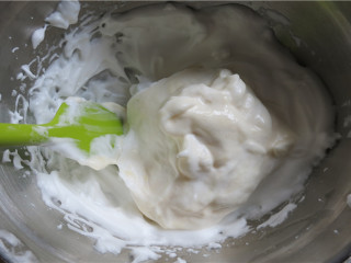 8、酸奶溶豆,然后再倒回余下的蛋清当中