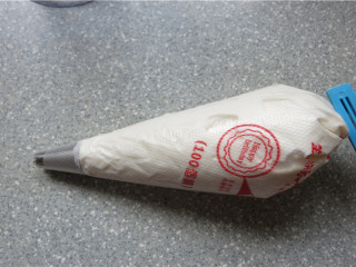 11、酸奶溶豆,将蛋湖装入