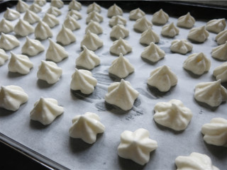 12、酸奶溶豆,烤盘铺玻璃油布,硅胶垫、硅油纸都可以。隔挤入,挤的时候要快一点,手的温度会影响蛋湖的稳定性,会变得粗糙。挤完后就要立即放入预热好的烤箱中