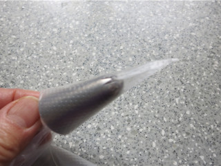 10、酸奶溶豆,选择一个喜欢的花嘴装入裱花袋