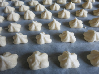 14、酸奶溶豆,溶豆用手碰着坚挺就说明烤好了